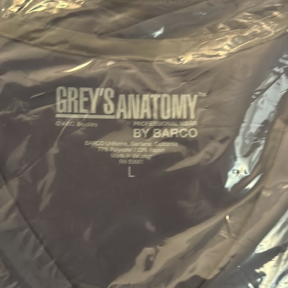 Greys anatomy grey scrub top - Picture 3 of 3